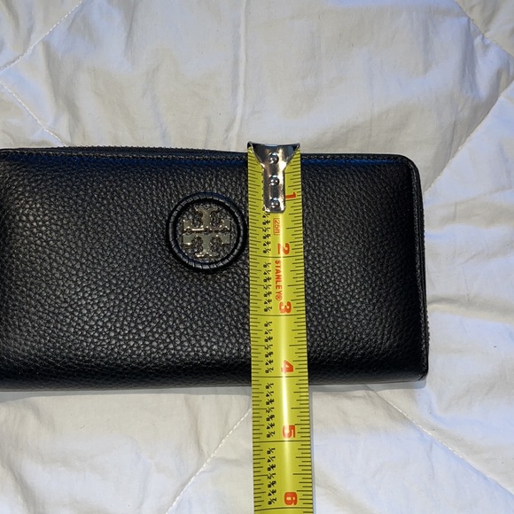 NWOT Tory Burch women’s zippered wallet black & gold - Picture 5 of 13